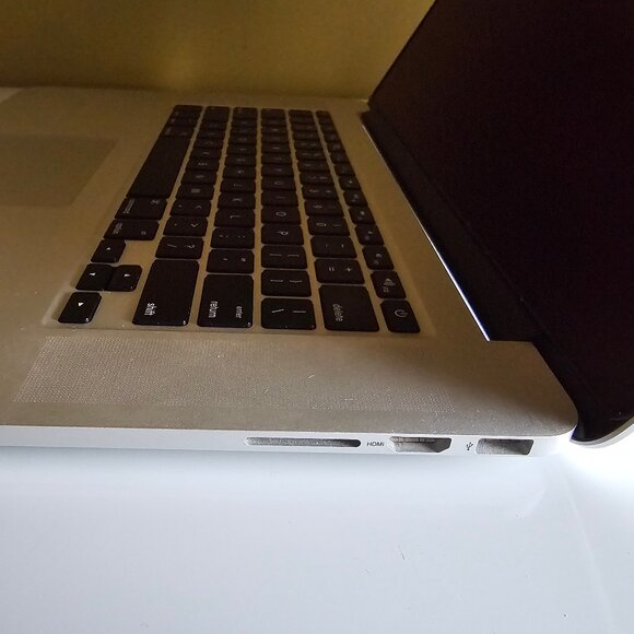 Macbook Pro 2015 15.4-in - 2.8 GHz Quad Core Intel i7 - 16 GB RAM - 1TB Storage - Picture 8 of 13